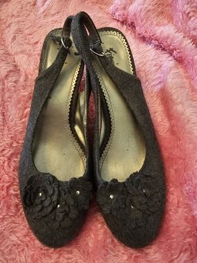 Fioni Dark Grey Floral Accent Slingback Heels - Women 9.5